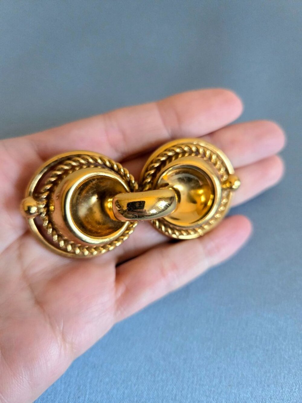 Vintage Lisner Oversized Gold Tone Brooch.